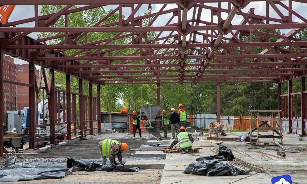 В Ростовке Омской области сформировали металлический каркас будущей врачебной амбулатории 