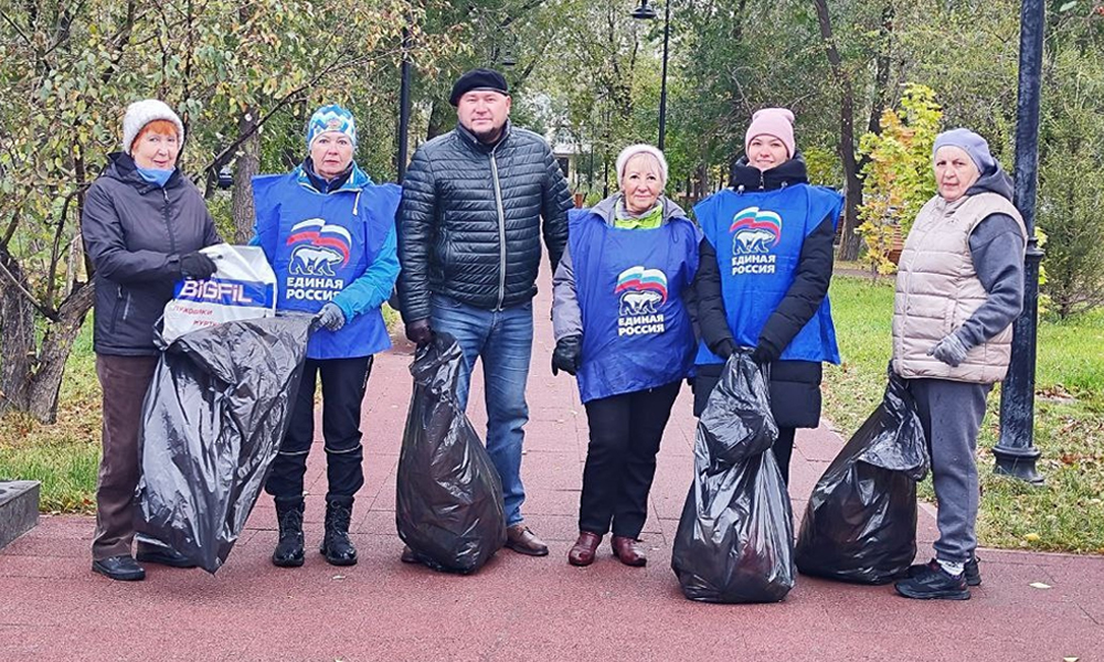 Активисты «Единой России» провели субботник в Советском парке