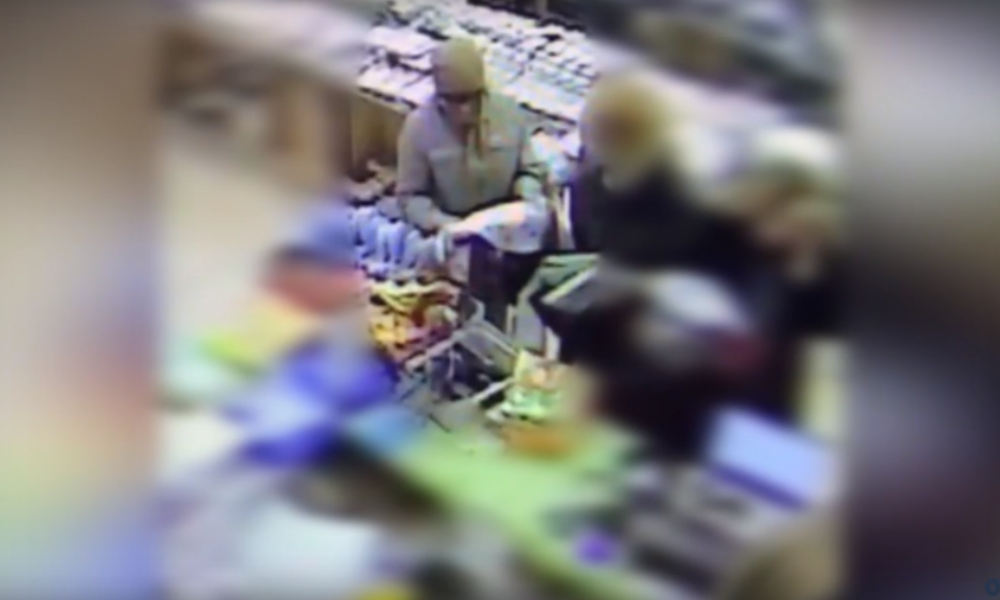 Полицейские разыскивают омичку, которая обокрала 75-летнюю пенсионерку