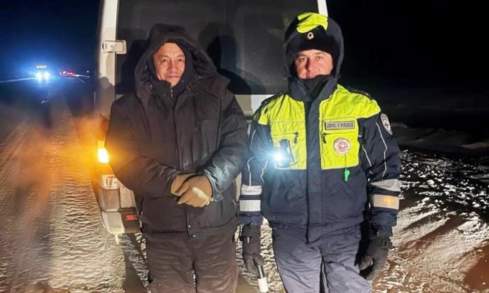 Полицейские помогли омичам, машины которых заглохли на трассе в аномальные морозы