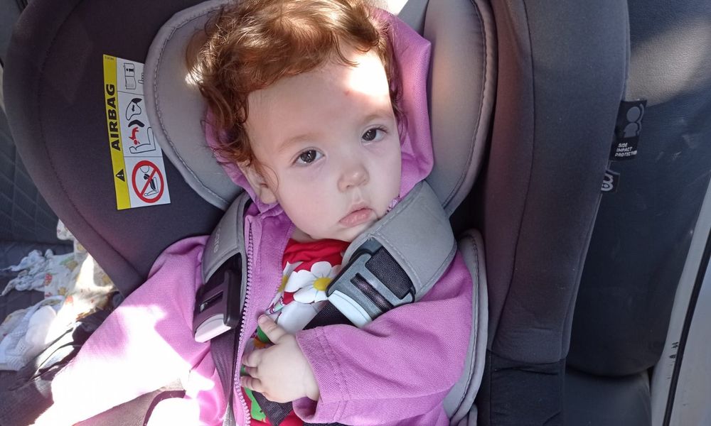 «Она всё понимает»: омичей просят помочь сделать генетический анализ для годовалой девочки