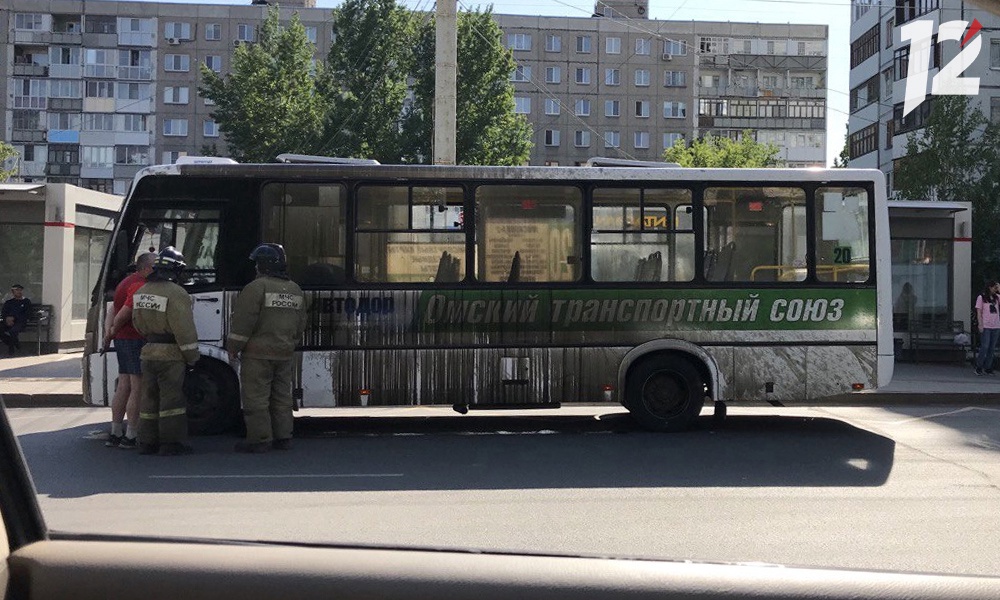В Омске автобус облили «отработанным маслом»