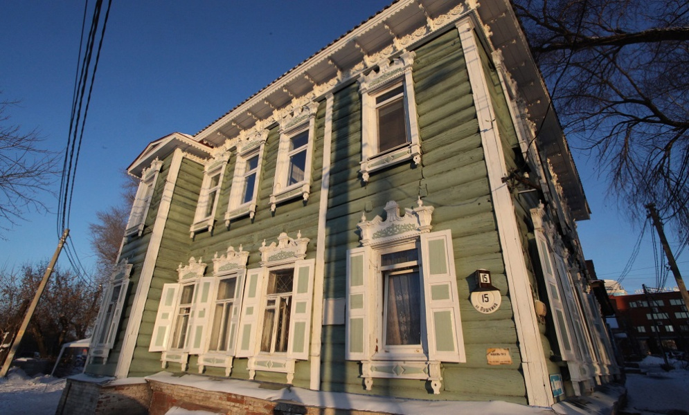 Омские волонтёры преобразили фасад исторического дома на Пушкина 