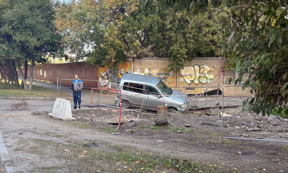 В Омске машина угодила в ремонтный участок теплосетей 