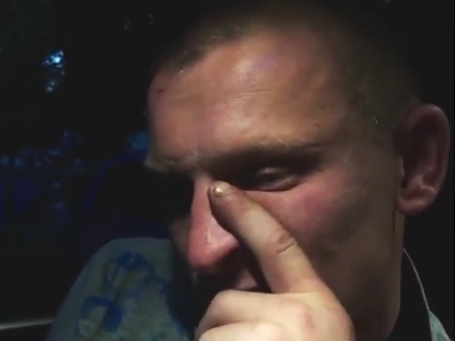 В Омске пьяный водитель разбил стекло патрульной машины