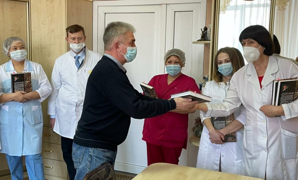 Омский писатель сделал подарок врачам БСМП-2, спасшим ему жизнь
