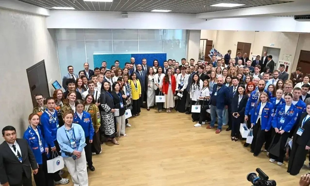 Виталий Хоценко посетил площадку Российско-Казахстанского молодёжного форума