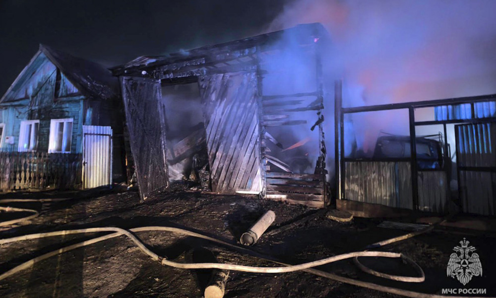 В Тарском районе произошёл пожар, охвативший два дома, хозпостройки и четыре автомобиля 