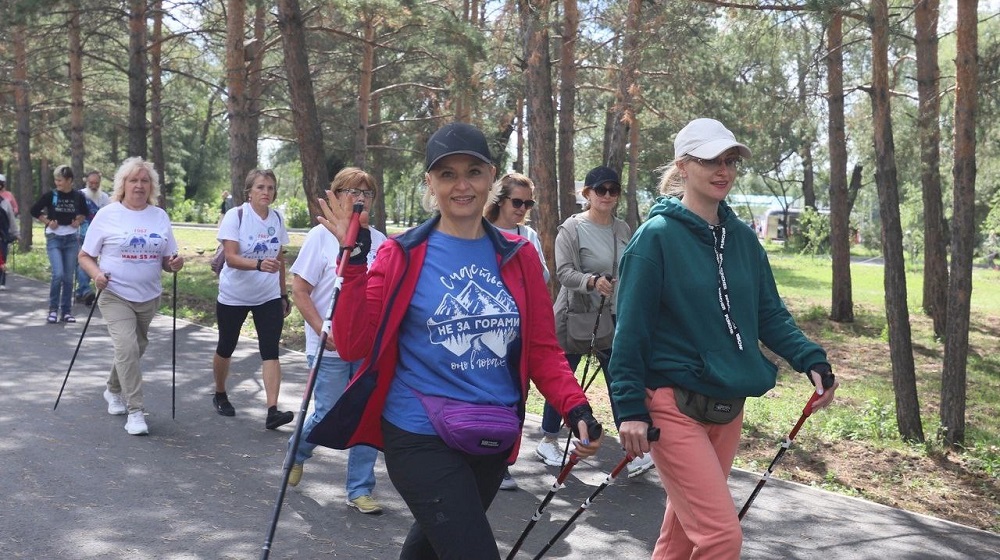 Больше 200 омичей поучаствовали в фестивале скандинавской ходьбы 