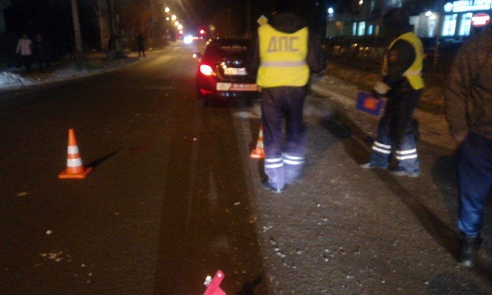 Пожилая пара омичей переходила дорогу в неположенном месте и попала под колёса иномарки