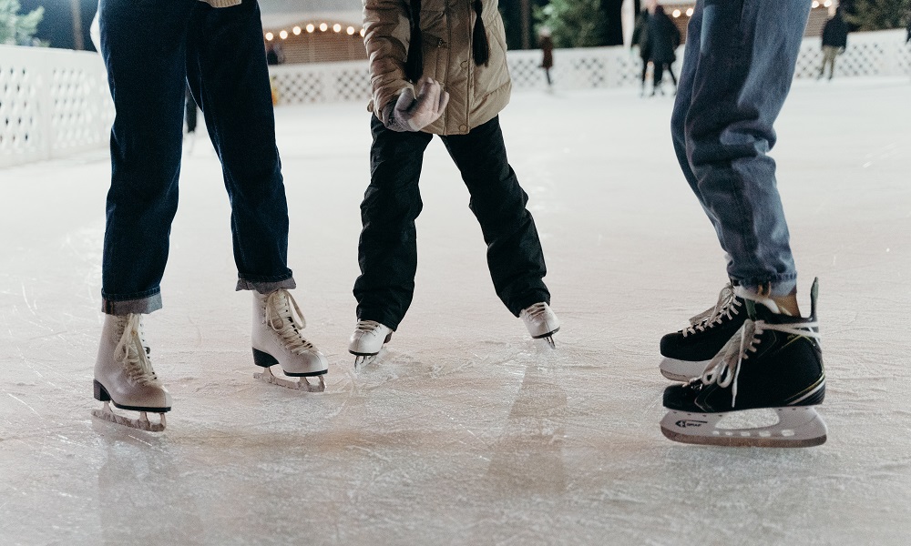 В новогодние праздники омичи смогут бесплатно посещать ледовые площадки на свежем воздухе 