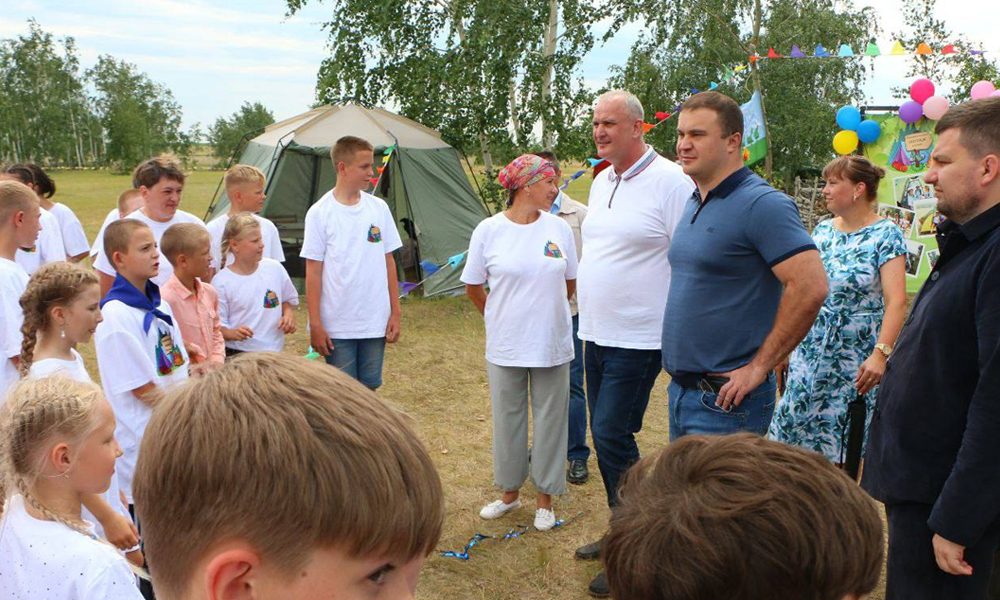 Виталий Хоценко посетил детский лагерь «Мираж» в Русско-Полянском районе