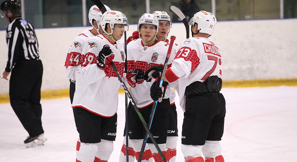 Омский "Авангард" выиграл третий матч подряд