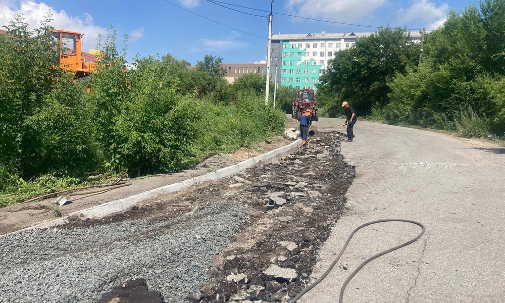 Омские дорожники ремонтируют дороги, размытые ливнем