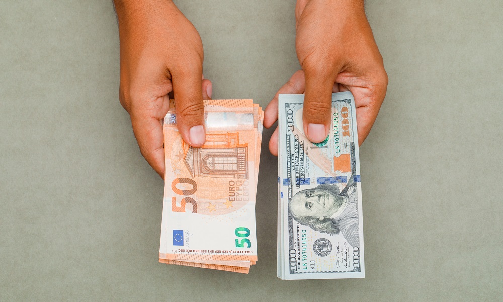 Омич нелегально перевёл за рубеж более 70 млн рублей в долларах и евро