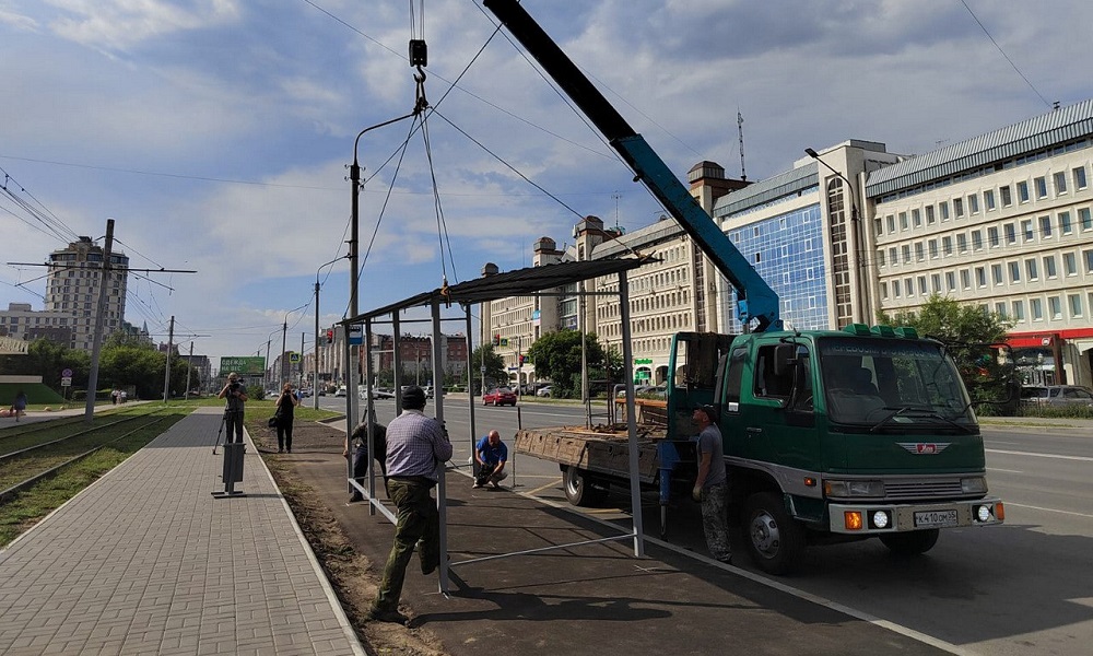 В Омске заканчивают установку остановочных павильонов на участках новой маршрутной сети