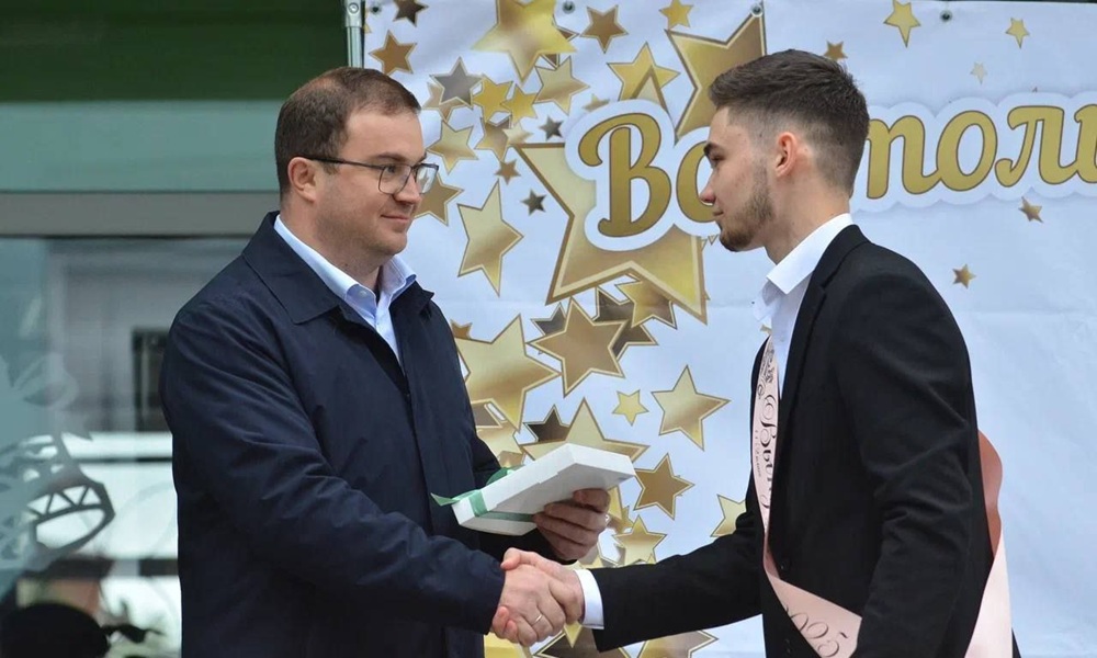 Виталий Хоценко поздравил выпускников школы № 144 с окончанием учёбы