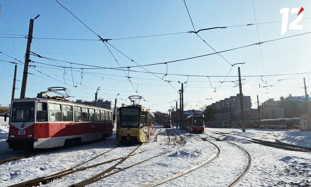 В Омске на чистку трамвайных путей вывели всю спецтехнику 