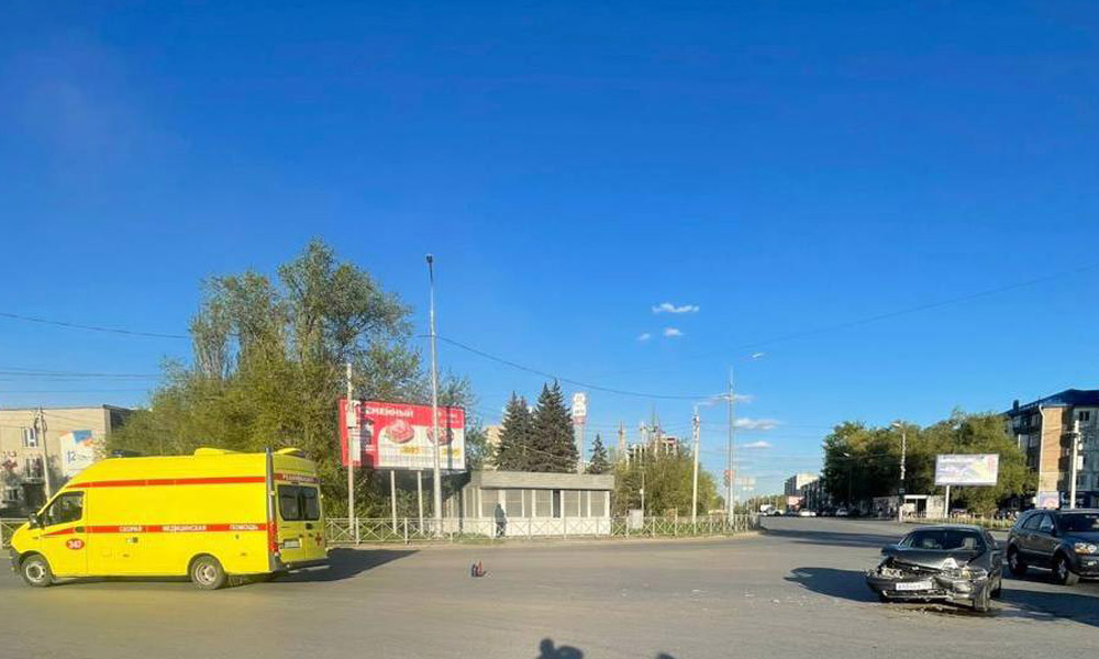 В Омске иномарка столкнулась с машиной скорой помощи