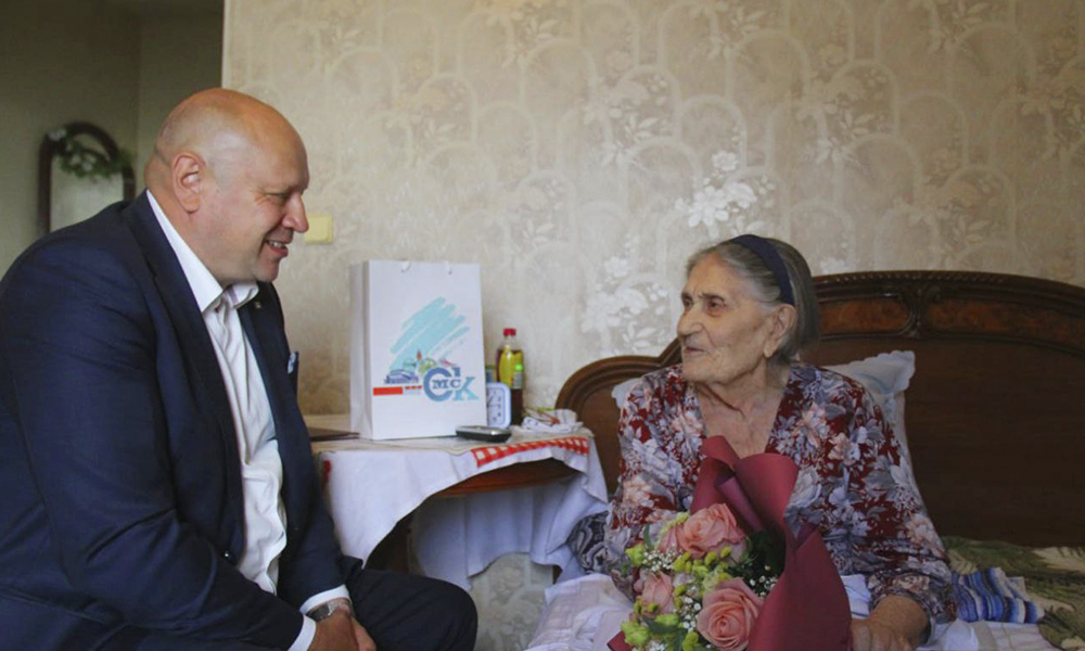 Мэр Омска Сергей Шелест посетил труженицу тыла, заслуженного педагога Людмилу Мокшину