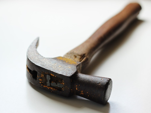 Ради золотых изделий омичка проломила знакомой голову молотком