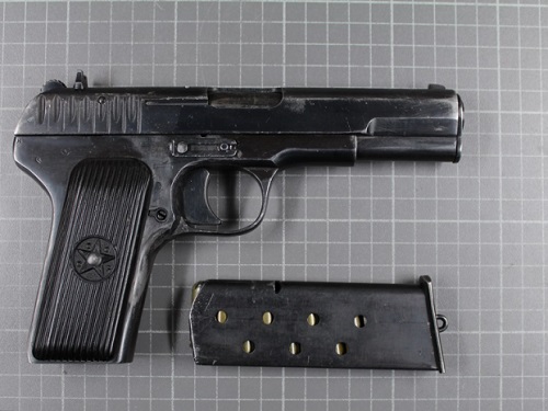 Пьяного омича задержали с купленным на рынке пистолетом