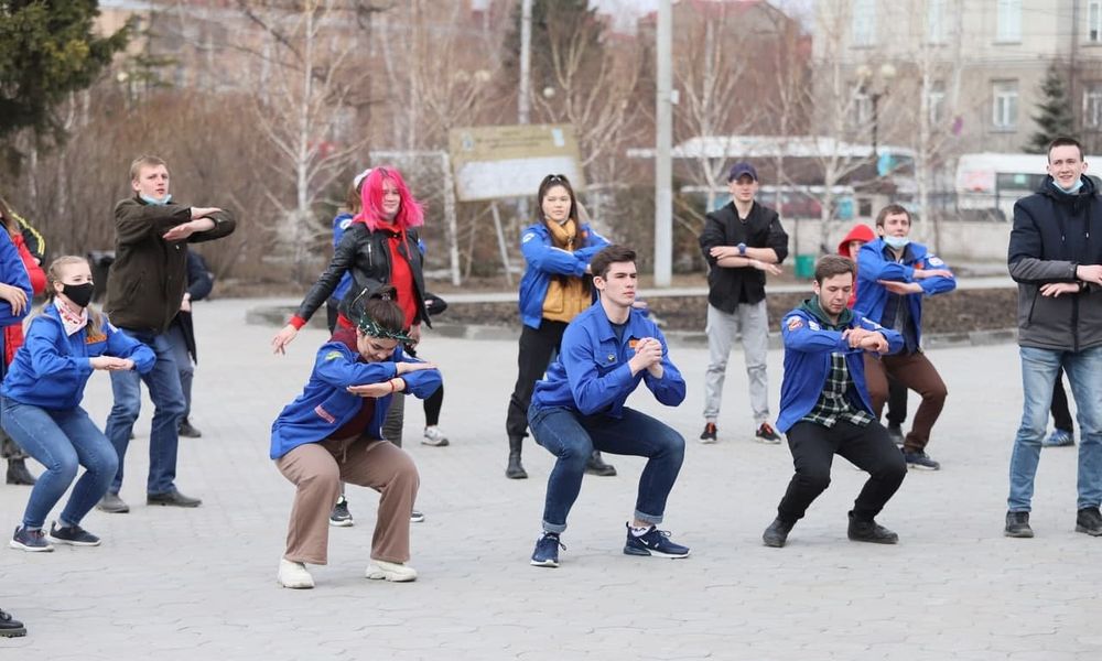 Омские бойцы студотрядов отметили День космонавтики зарядкой и физкультурным флешмобом