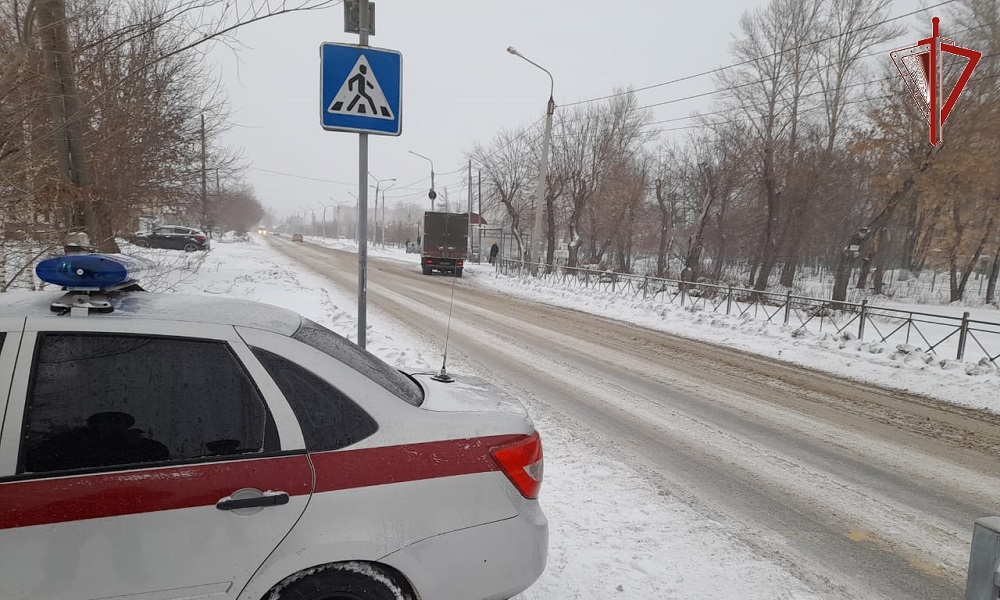 Грузовик сбил омича на пешеходном переходе из-за гололёда