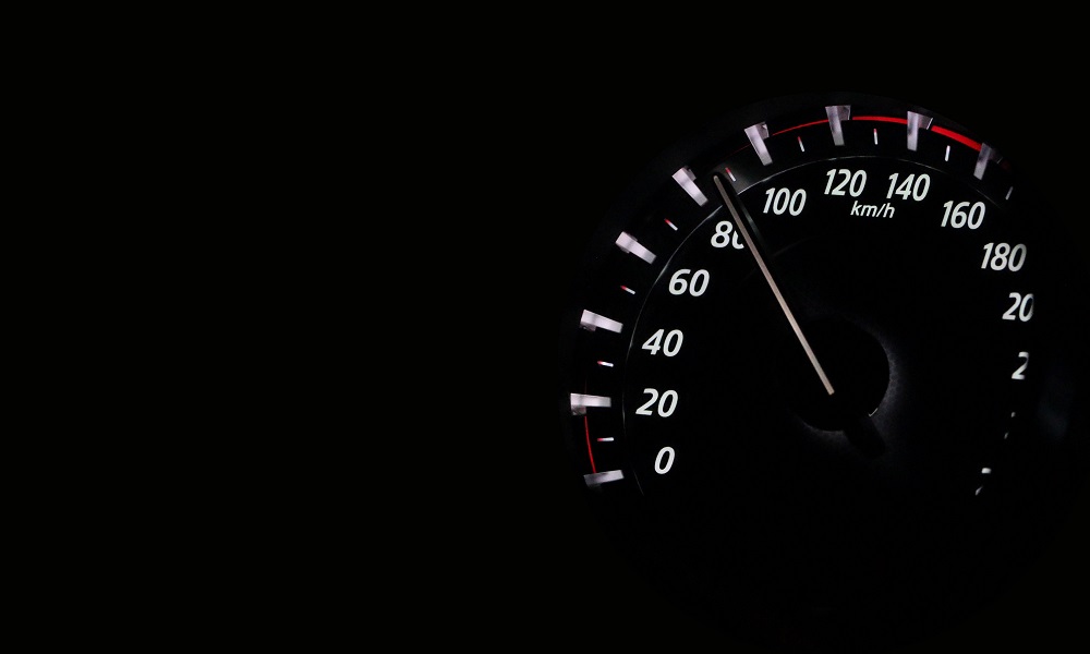 В Омске машина без водителя сбила мужчину. У пострадавшего сломаны обе ноги 