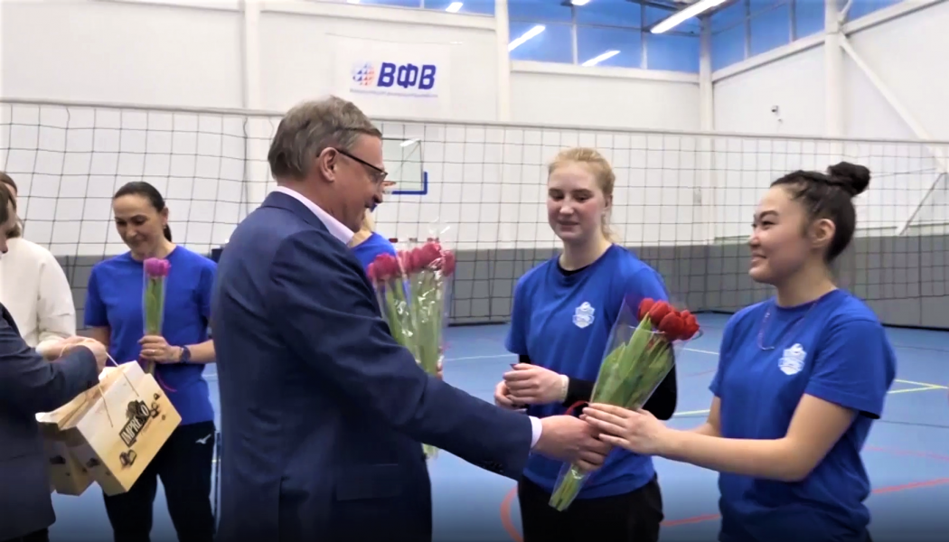 Александр Бурков поддержал омских волейболисток