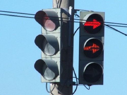 На Левобережье Омска изменили работу светофора на одном из перекрёстков