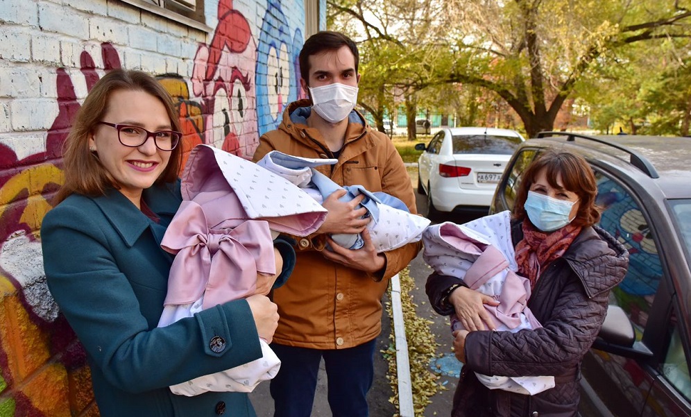 В три раза больше счастья: у омской пары родились малыши-тройняшки 
