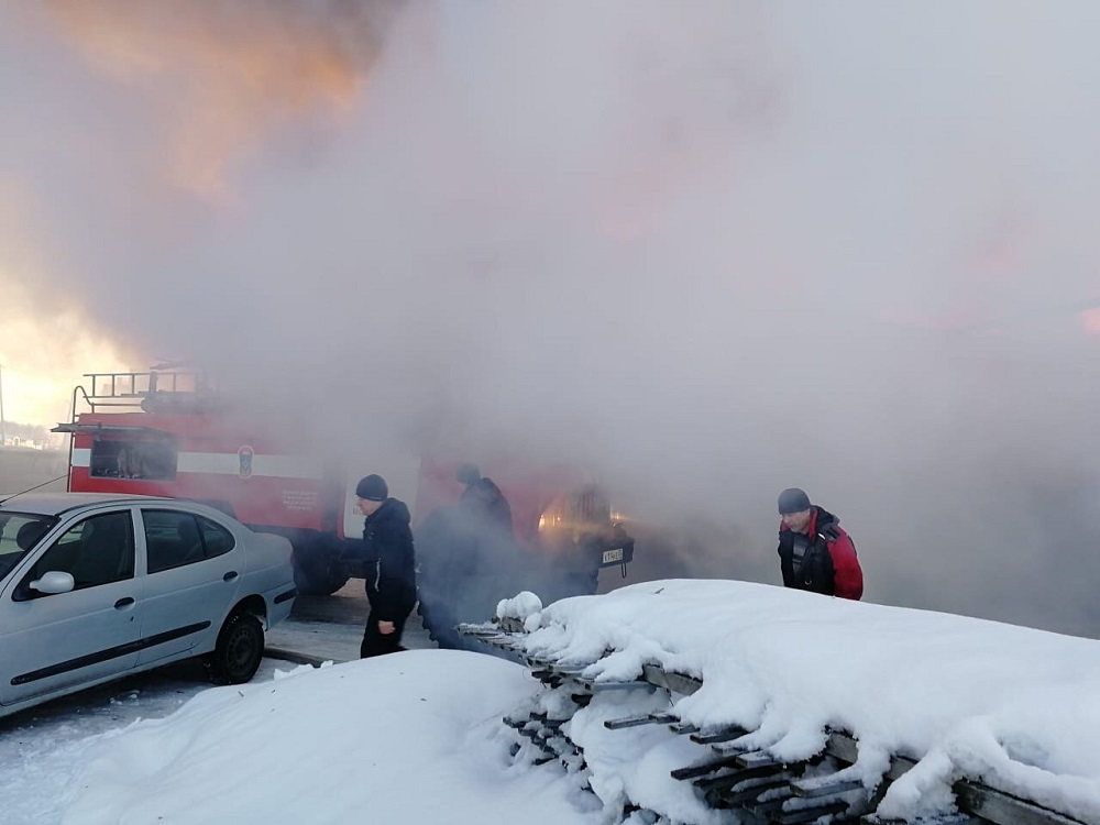 В Москаленках вспыхнул частный гараж с автомобилем