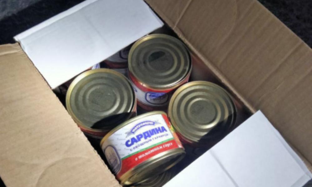 Из Омской области не выпустили почти тонну мясных и рыбных консервов