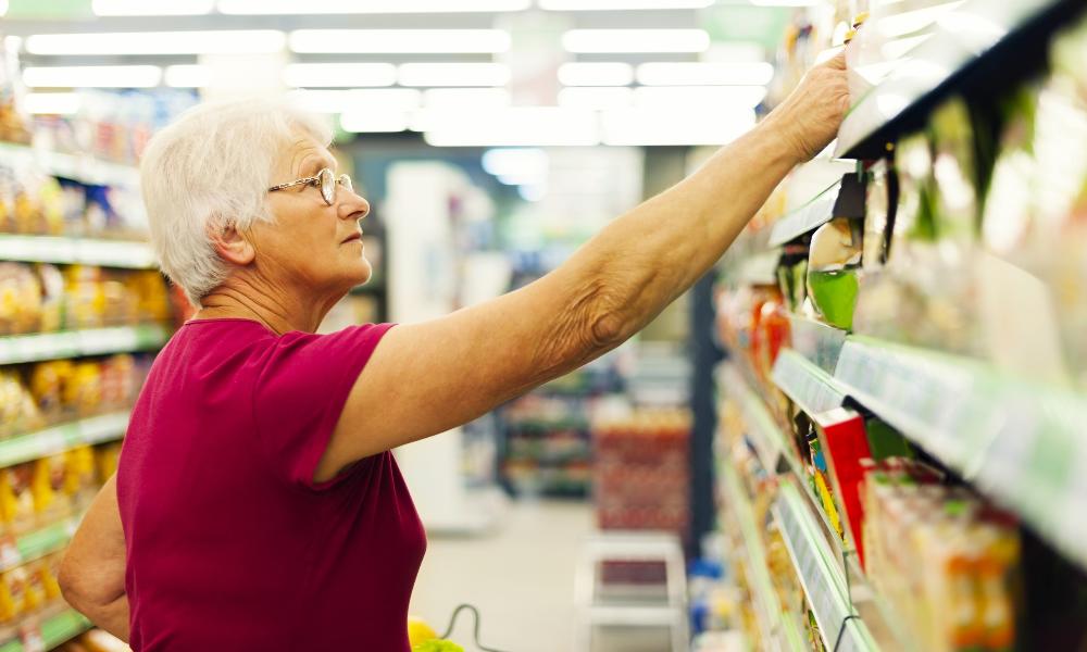 71% россиян поддержали идею помогать пенсионерам продуктами с истекающим сроком годности