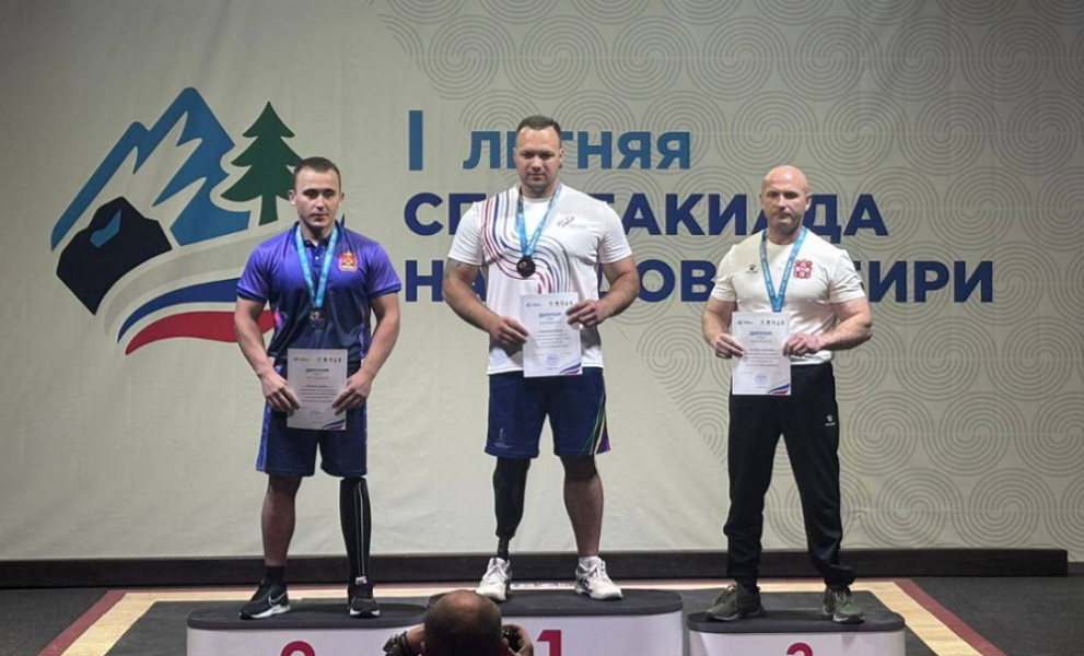 Губернатор Виталий Хоценко поздравил спортсмена Александра Егошина с успешным выступлением 