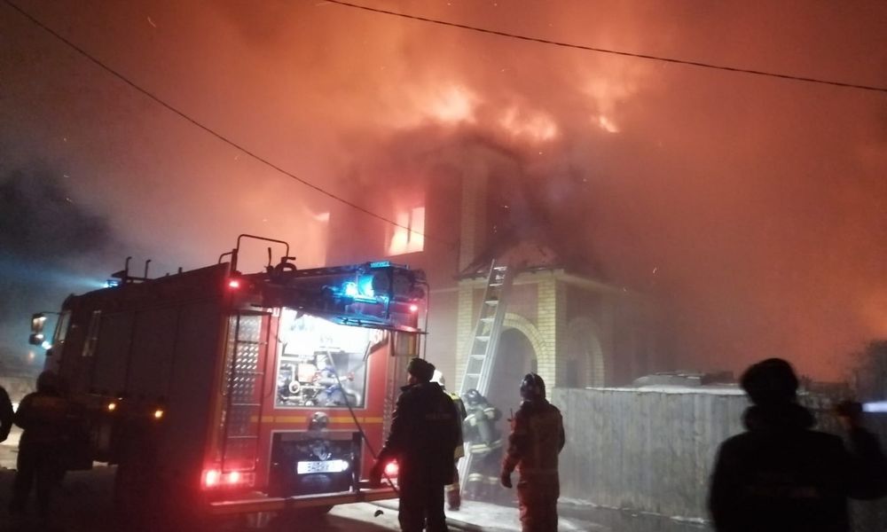 В Омске на улице Челюскинцев загорелся многоквартирный двухэтажный дом