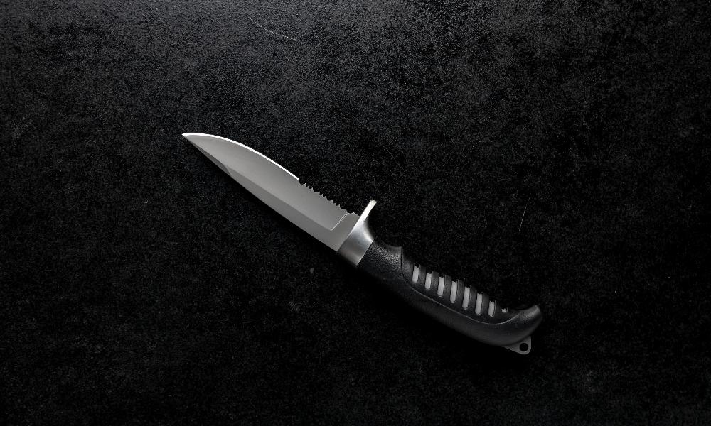 В Омской области мужчина пырнул приятеля ножом во время ссоры