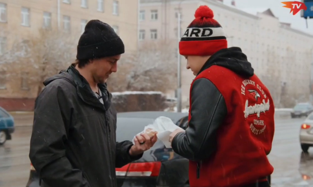 Нападающий ХК «Авангард» Рид Буше прогулялся по омским Нефтяникам и попробовал беляши у политеха