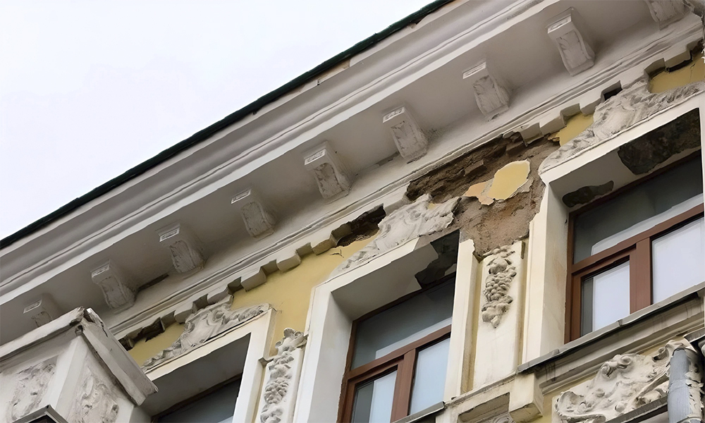 Омский минкульт потребовал от собственников гостиницы «Россия» отремонтировать фасад 