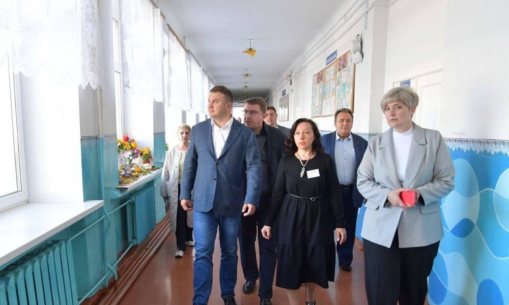 Виталий Хоценко приехал в Крутинскую гимназию, где открыли «Инженерный класс» 