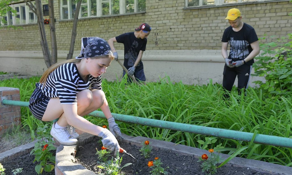 7,5 тысяч школьников Омска работали этим летом курьерами, библиотекарями и официантами
