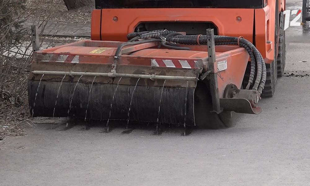 В Омске стартовала генеральная уборка дорог и мостов 