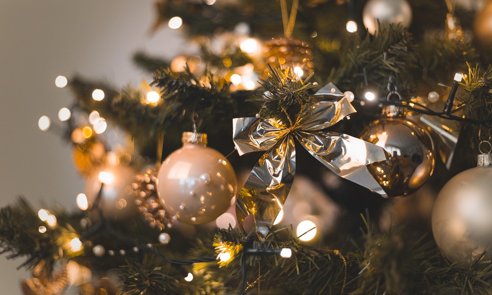 Любимые новогодние традиции омичей — украшение ёлки и обмен подарками