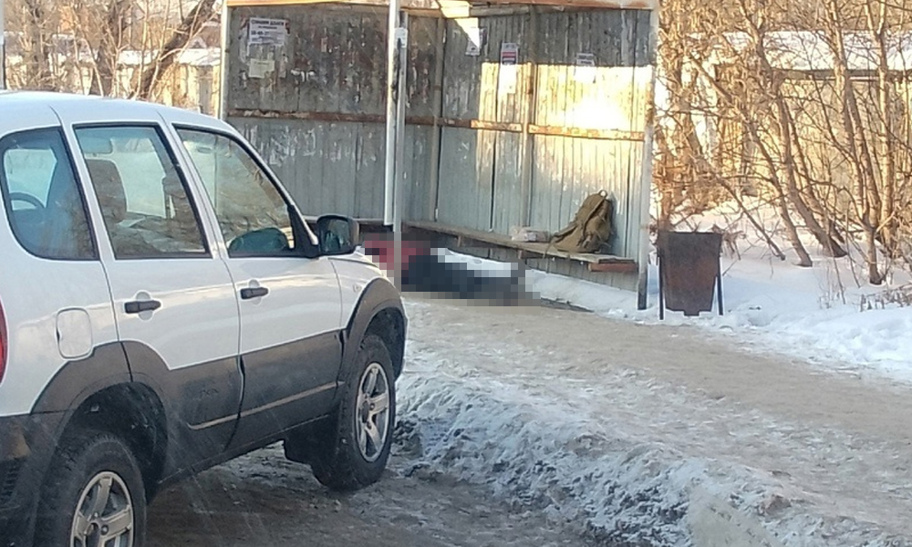 На остановке «Улица Стрельникова» в Омске обнаружили труп мужчины