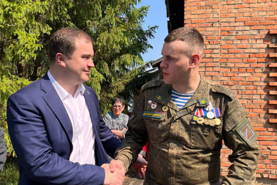 Виталий Хоценко встретился с участником СВО в Азовском районе