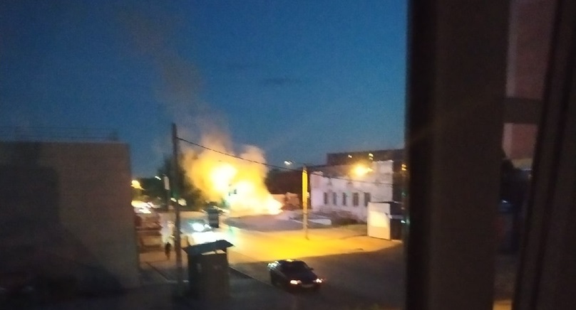 В Омске, на ул. Авиационной, загорелась "Волга"