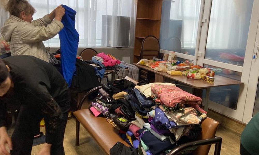 Погорельцы, оставшиеся без крова и вещей, уже выбирают одежду и продукты в пункте сбора помощи [ФОТО из Называевска]