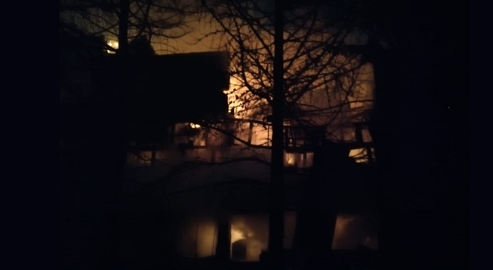 Фотографии в темноте ночью пожар в Краснодаре кирпичный.