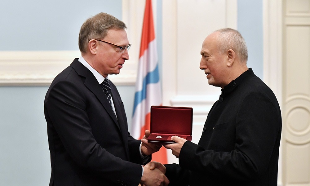 Александр Бурков вручил омичам государственные награды